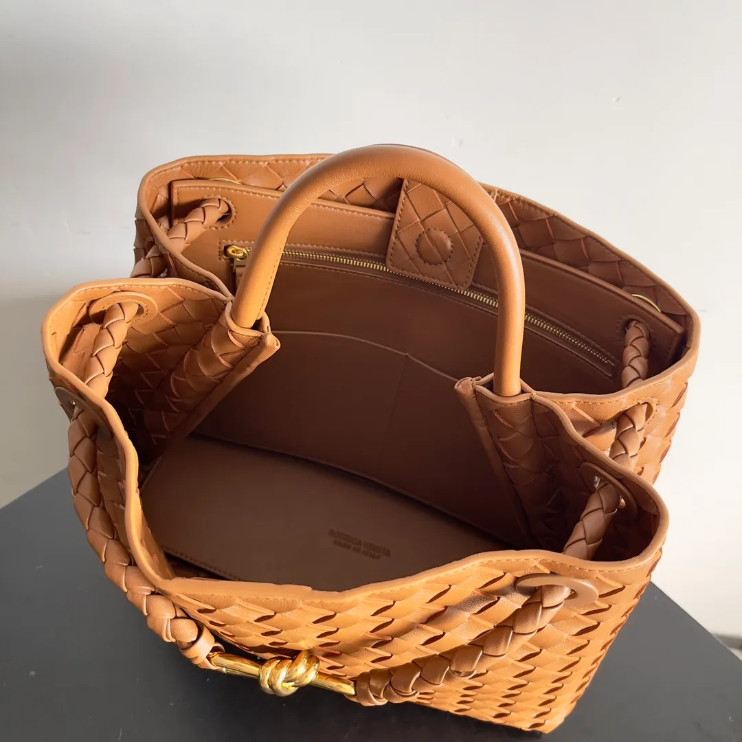 The 2023 new Andiamo batch of 2260 BV has been shipped‼ ️Really popular🔥The new Andiamo woven handbag launched by Bottega Veneta this season is really popular all over the world! ! Celebrities at home and abroad have worn it, and Oscar-winning actress Michelle Yeoh has taken it out on the street. Song Jia, Trai Yara, Yu Feihong, Sanji Ayaka, Rosie Hunting-Whiteley, Yoshioka Riho, etc. have all picked up this bag. It is classic and versatile, showing off its temperament, and the bag capacity is also large, which is very convenient for daily commuting! ! A variety of carrying methods, the shoulder straps can be adjusted by yourself, the original lambskin feels soft and delicate, and the unisex style breaks the gender boundaries and brings a more practical and long-lasting use experience. Andiamo, which has both elegant and casual styles, perfectly interprets the true appearance of "fashionable old money style". Style number: 743572 Size: 32*24*12